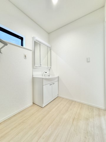 富塚町 第1の独立洗面台|コンパクトな三面鏡付き洗面台になります。メイク道具なども収納でき朝の身支度もできちゃいます。
