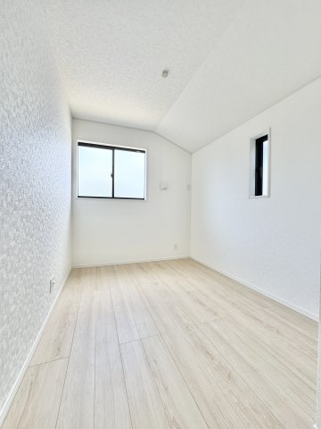 富塚町 第1の洋室|2階 約4.5帖のお部屋は二面採光で明るく換気もでき、お子様のお部屋にピッタリです。