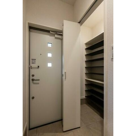 藤沢市辻堂元町４丁目のアパートの玄関