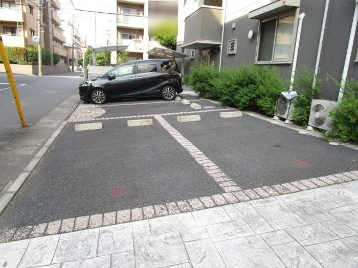 メゾンマグノリア徳住の駐車場