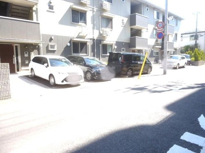 メゾンマグノリア徳住の駐車場