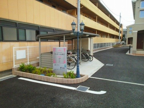 フィオーレ西庄Ａの駐車場