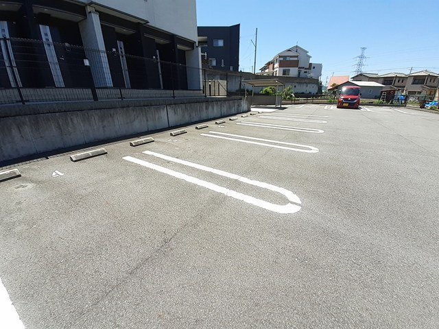 フェリシア御立の駐車場