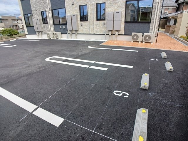 エレマスタの駐車場