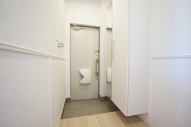 プロスペリティ岡垣Ⅱの玄関|収納もある玄関です