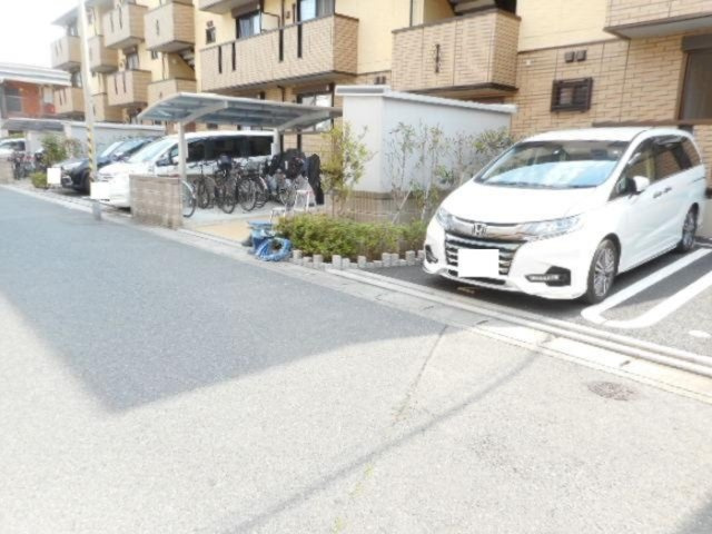 メゾンドゥロジェの駐車場