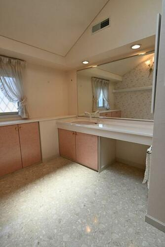 東香里園町　中古一戸建ての内装|２階洗面室
■物件内覧・資金計画相談・住宅ローン相談、リフォーム相談、お問合せ受付中■
※当日・翌日のご内覧、ご相談はお電話でのお問合せがスムーズです！