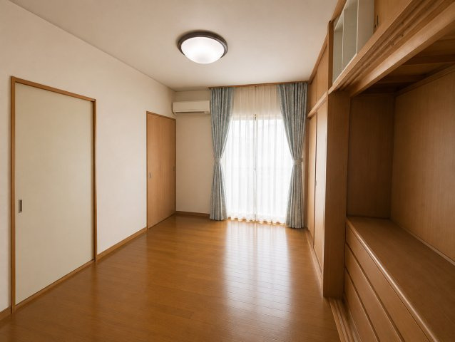 蒲郡市水竹町　中古建ての洋室|大きな窓からたくさんの日差しが入るお部屋になります！