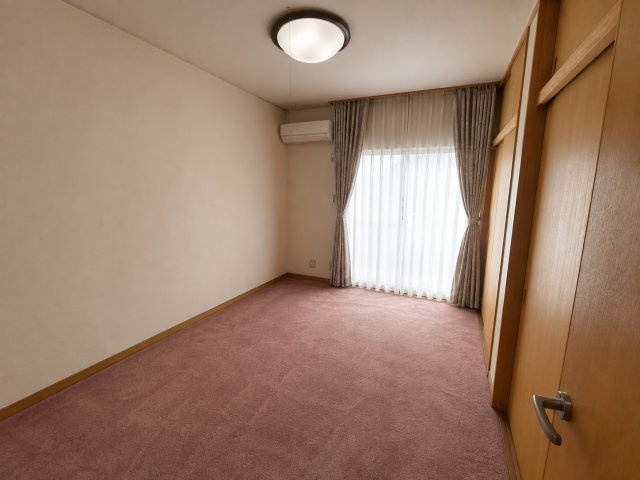 蒲郡市水竹町　中古建ての洋室|大きな窓からたくさんの日差しが入るお部屋になります！