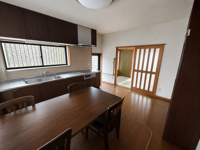 蒲郡市水竹町　中古建てのキッチン|キッチンはゆとりのあるスペースがポイントです！
食器棚などお好きなレイアウトができます！