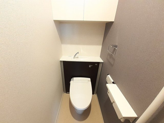 ガーデンハウス　しらゆりⅠのトイレ|温水洗浄便座付きです。