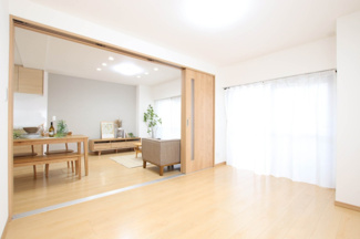 【洋室】 | オアシスマンションプレジデント山陽 | ☆ホームステージングしています。家具・家電・調度品等は撮影用です。