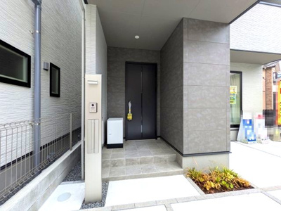 【玄関】 | 【府中町柳ヶ丘】小学校徒歩10分内！乾太くん・WIC・駐車2台完備の4LDK