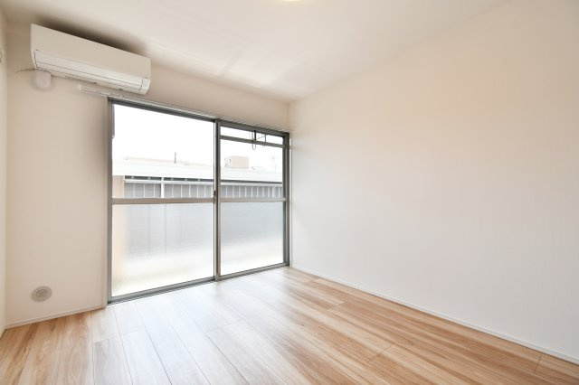 大宮セントラルハイツの洋室|【洋室①：5.8帖】南向きバルコニーに面したお部屋です。クローゼット付きで収納スペースも十分に確保できるお部屋。朝日が入り込むので、気持ちよく起きることができます。主寝室におすすめ。