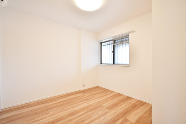 大宮セントラルハイツの洋室|【洋室②：5.0帖】玄関横のお部屋です。本棚とデスクを置いてちょうどよいサイズ感の洋室ですので、在宅ワーク部屋やお子様の一人部屋にもおすすめです。クローゼットもありますので、各々収納出来ます！
