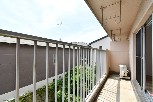大宮セントラルハイツのバルコニー|2階部分南向きバルコニーからの眺望です。南向きで日照時間が長く、また遮るものがなく、陽当たりの良いお部屋です。洗濯物も良く乾く！通風も良好◎当日の内覧も可能です。お気軽にご連絡ください。