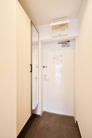 大宮セントラルハイツの玄関|白を基調とした玄関。明るく広く見せる工夫が施されております！センサーライトになっておりますので、電気の消し忘れもない＆帰宅時も明るい玄関でお出迎えしてくれる家族想いな玄関です。