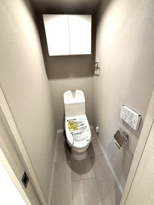 大宮セントラルハイツのトイレ|水回り交換済、清潔感を保ちやすいトイレ空間。温水洗浄便座付き、毎日使う場所だからこそ快適性をしっかり確保。写真で暮らしを想像し、ご家族で内覧し収納・採光・動線・設備の使い勝手を確認ください。