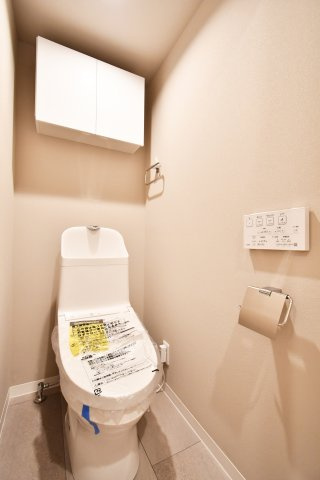 大宮セントラルハイツのトイレ|水回り交換済、清潔感を保ちやすいトイレ空間。温水洗浄便座付き、毎日使う場所だからこそ快適性をしっかり確保。写真で暮らしを想像し、ご家族で内覧し収納・採光・動線・設備の使い勝手を確認ください。