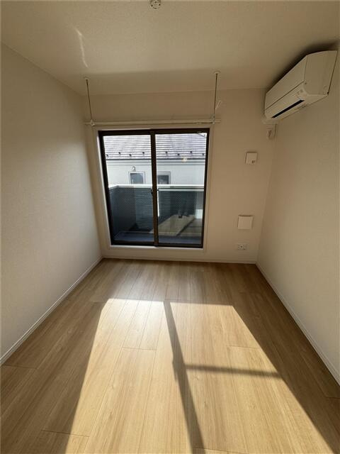 調布市佐須町４丁目のアパートの居間・リビング