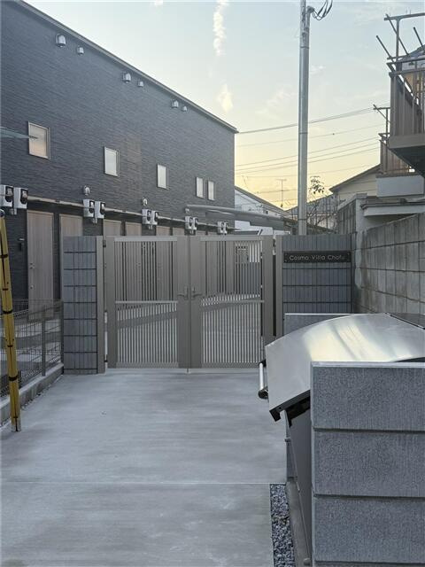 調布市佐須町４丁目のアパートのエントランス
