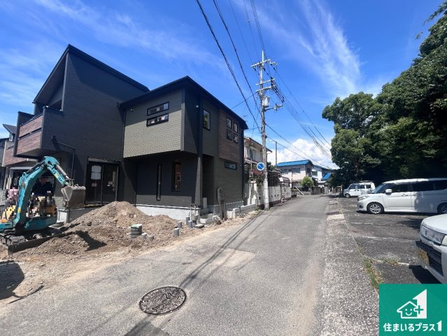 伊丹市野間　新築一戸建ての前面道路含む現地写真|周辺は落ち着いた街並みの住宅地！子育てがしやすい住環境です！まだ未完成ですが、現地でしかわからない事もございます。是非一度ご覧ください。