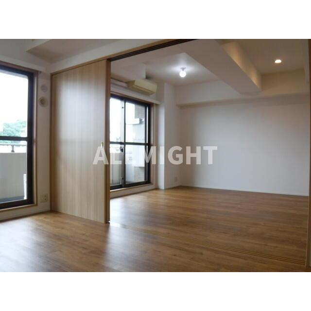 稲城市東長沼の賃貸マンションの居間・リビング|★お部屋探しはオールマイト不動産までご相談下さい♪【044-543-9135】