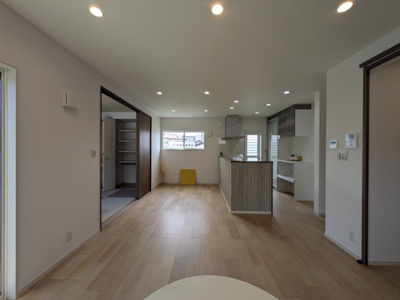 【居間・リビング】 | 【府中町浜田本町】駐車2台可×1階18帖LDK＆和室のある省エネ住宅♪暮らし良い立地