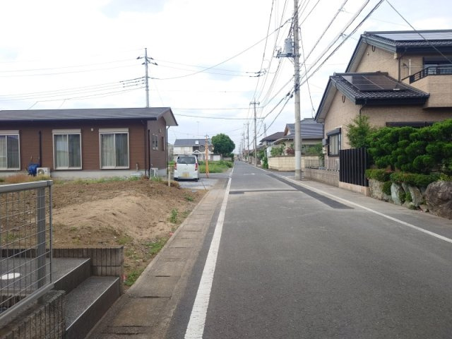 大平町富田　新築戸建の前面道路含む現地写真