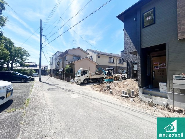 伊丹市野間　新築一戸建ての前面道路含む現地写真|周辺は落ち着いた街並みの住宅地！子育てがしやすい住環境です！まだ未完成ですが、現地でしかわからない事もございます。是非一度ご覧ください。