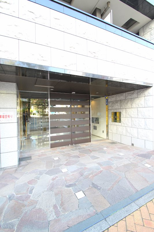 横浜市中区野毛町３丁目の賃貸マンションのエントランス