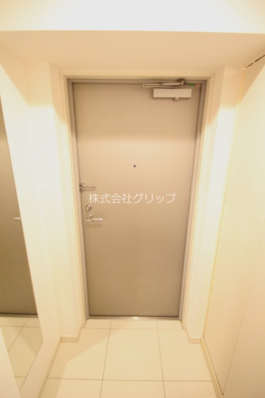 横浜市中区野毛町３丁目の賃貸マンションの玄関
