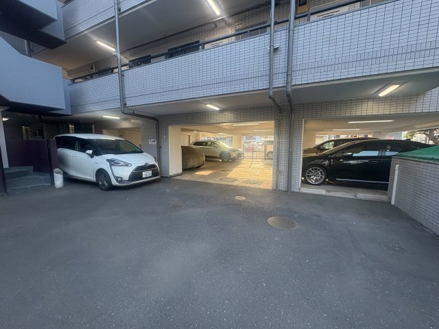 川崎市多摩区菅稲田堤１丁目の賃貸マンションの駐車場