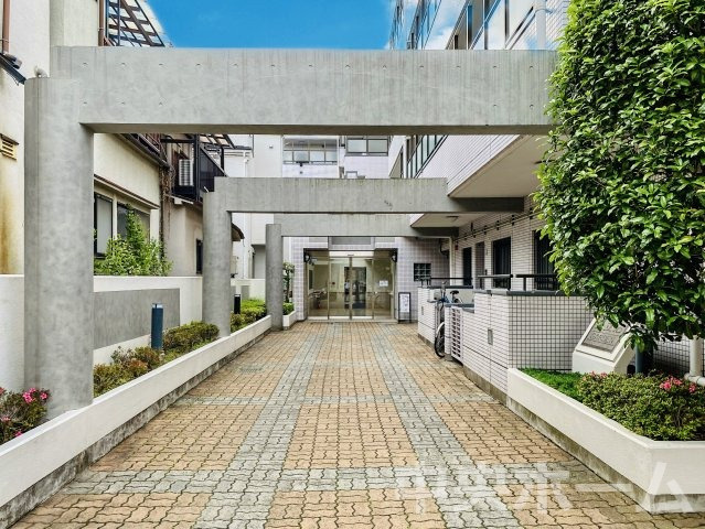 東立石ガーデンのエントランス|【エントランス】マンションのエントランスは、その物件の印象を決める、顔とも言える場所です。毎日通る場所ですからきれいなのが一番です。