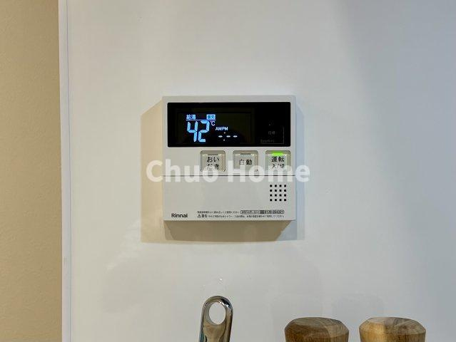 東立石ガーデンの発電・温水設備|【給湯リモコン】外での一日を忘れさせてくれるオートバス機能でお好みの湯量・温度に調整された浴槽。