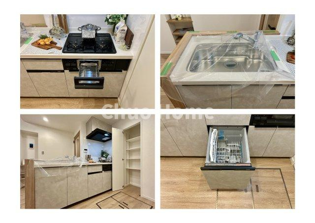 東立石ガーデンのキッチン|【システムキッチン】ワイドで収納豊富な使い勝手の良いカウンターキッチンには、食洗器・伸縮タイプのキッチン水栓、三ツ口コンロ・魚焼きグリルなどの便利な設備が標準完備されています。