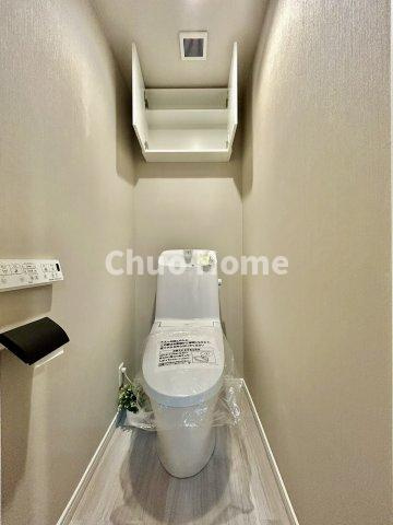 東立石ガーデンのトイレ|【トイレ】 収納スペースをしっかりと確保した温水洗浄便座機能付きトイレ。温水洗浄便座は清潔にお使いいただくための大切なアイテムです。