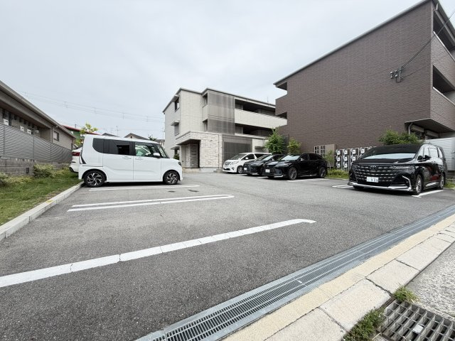 シャーメゾン小柳 の駐車場