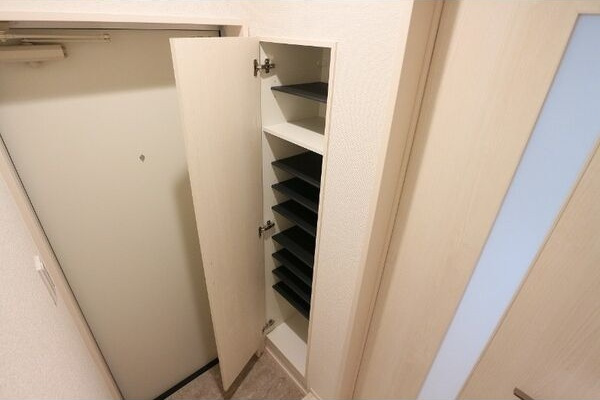 REGALESTサンメゾン新瑞橋の玄関
