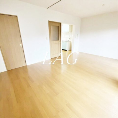 【居間・リビング】 | Ｃｏｒａｌ　Ｃｏｕｒｔ | 洋室のお部屋です。