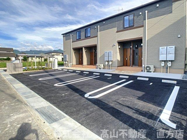 直方市大字感田のアパートの駐車場
