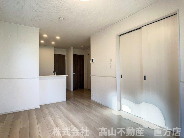 直方市大字感田のアパートの居間・リビング