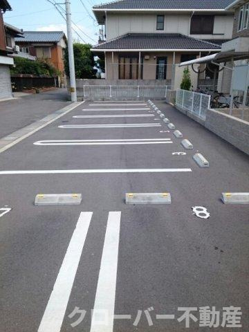 ドゥース　レシ　Ａの駐車場