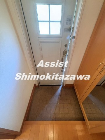 ゼルコバヴィレッジG棟の玄関