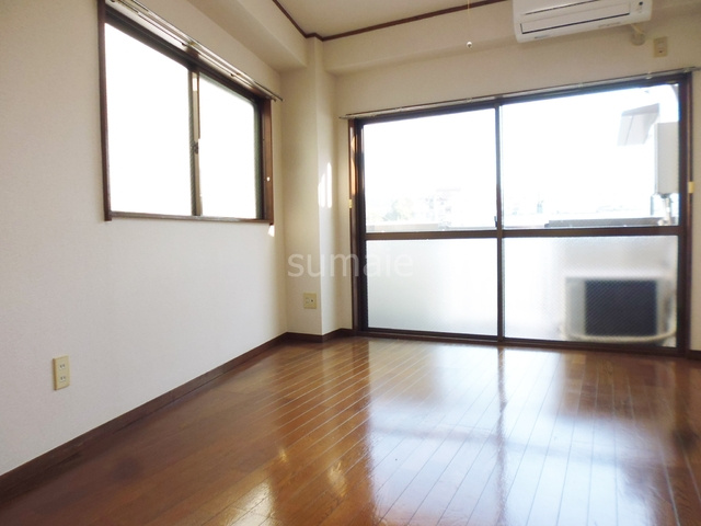 北赤羽マンションの居間・リビング|2面採光の明るいお部屋です♪