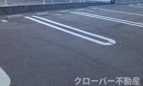 サンロイヤル幸町１の駐車場