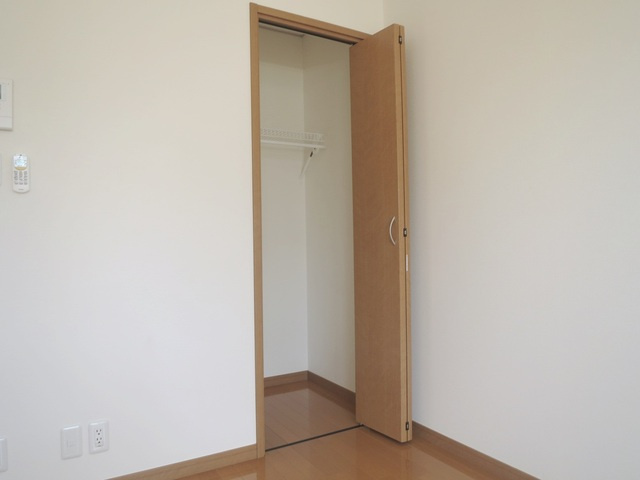 プレシャス　ジュノーの収納|ハンガーも掛けられる収納がついて便利です