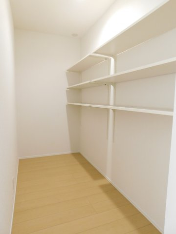 名古屋市西区枇杷島５丁目の新築一戸建の収納|◇パントリー◇　　食料品や日用品などが整理整頓しやすい可動棚付きパントリー♪　キッチンがスッキリと片付きます！
