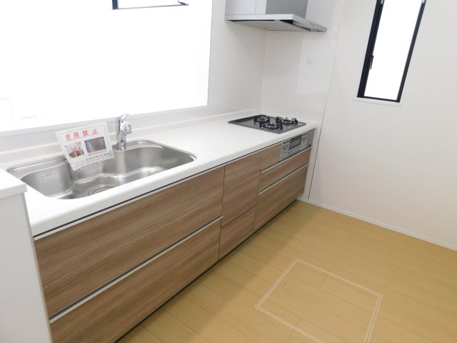 名古屋市西区枇杷島５丁目の新築一戸建のキッチン|◇キッチン◇　　人気の対面式・人造大理石カウンターシステムキッチン・浄水機能付ハンドシャワー・スローインクローズレール・薄型換気扇・静音仕様シンク・Ｓｉセンサーコンロ（３口）・床下収納庫