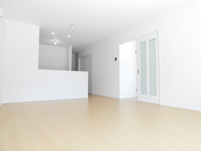 名古屋市西区枇杷島５丁目の新築一戸建の居間・リビング|◇リビング◇　　南面で明るく広いリビング１９．０帖　キッチン奥に大型パントリー完備！